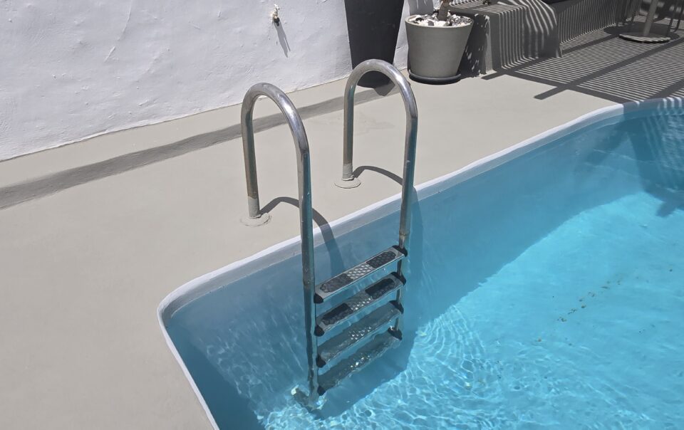 what is a santorini plunge pool